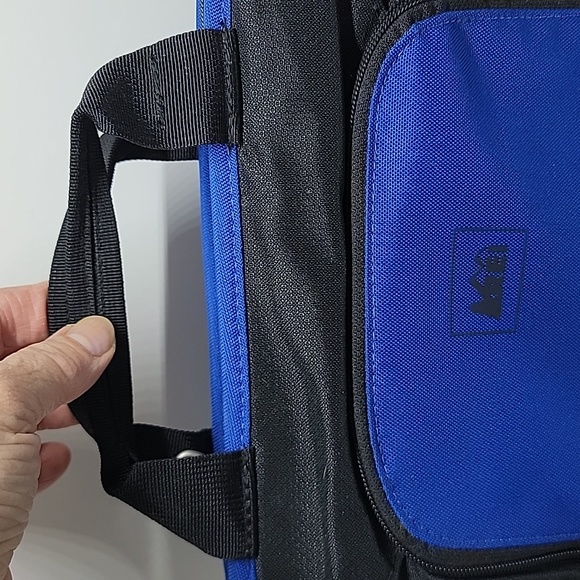 Rei Blue IPad or Tablet Carry Case - Picture 10 of 14